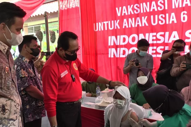 Kabidan Jateng bersama Bupati Kendal meninjau pelaksanaan vaksinasi anak di SD Negeri 2 Protomulyo Kaliwungu Selatan Kamis 06 januari 2022. (edi prayitno/kontributor Kendal)