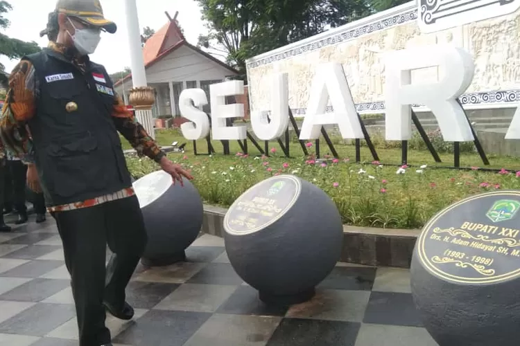 Bupati Majalengka, Karna Sobahi meresmikan Taman Sejarah