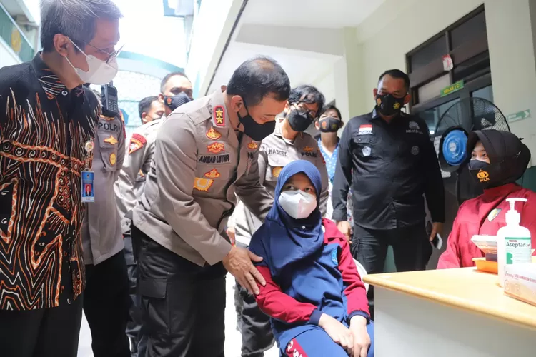 Kapolda Jawa Tengah Irjen Pol Ahmad Luthfi saat memotivasi anak. (Humas Polda Jateng)