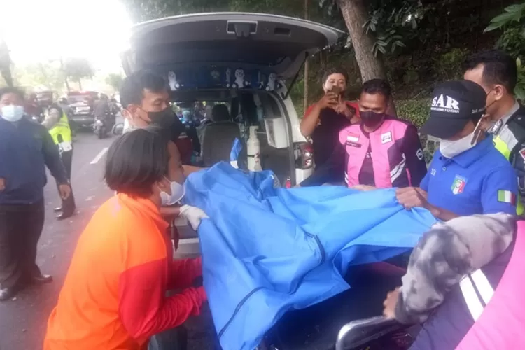 Tabrakan antara bus BRT Semarang dan pengendara motor di depan Kampus Unika Soegijapranoto. (istimewa)