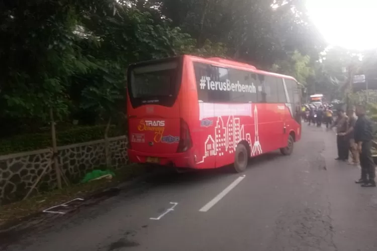 Tabrakan antara bus BRT Semarang dan pengendara motor di depan Kampus Unika Soegijapranoto. (istimewa)