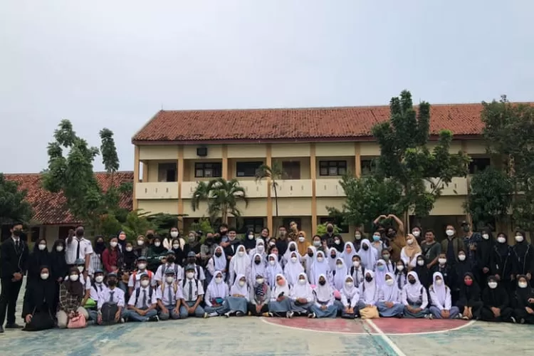 Pengurus OSIS SMAN 1 CIkarang Utara berfoto bersama (Anas_Eka_Wardana)