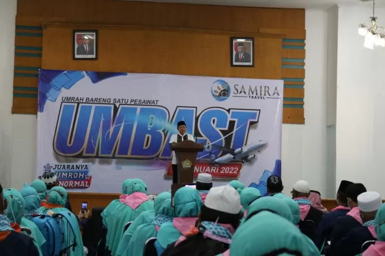 Direktur Jenderal Penyelenggaraan Haji dan Umrah Hilman Latief saat melepas 419 orang untuk melaksanakan ibadah umrah di Asrama Haji Pondok Gede, Jakarta, Sabtu (8/1/2022).  (FOTO ANTARA/HO-Kemenag)