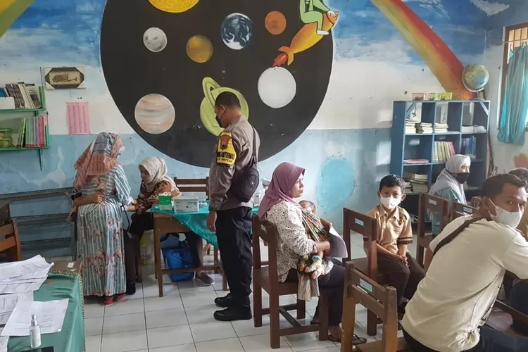 Petugas Polsek Patean memonitoring pelaksanaan vaksin untuk anak di SD 2 Gedong Senin 10 januari 2022. (edi prayitno/kontributor Kendal)