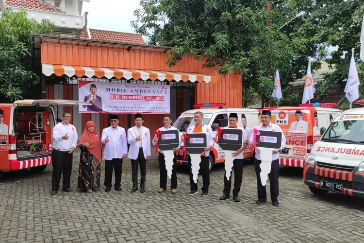 Ketua DPD PKS Kendal menerima bantuan mobil ambulans sumbangan dari Anggota DPR RI Fraksi PKS KH Bukhori. (edi prayitno/ kontributor Kendal)