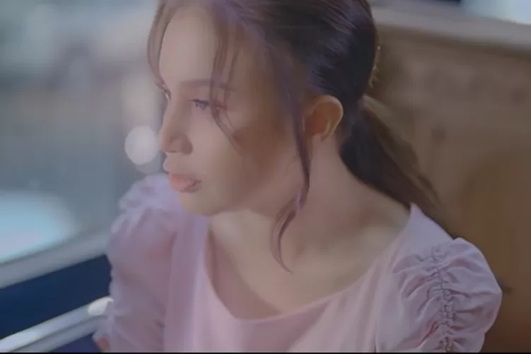 Lirik lagu Terlalu Berharap Rossa, OST Love Knots (tangkapan layar YouTube/@Rossa Official)