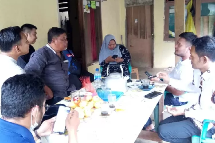 Pemuda KNPI Kecamatan Parung dan Gunungsundir tengah dampingi warga. (Saepullah/Bogor Times)