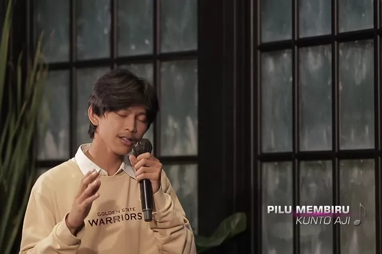 Danar Widianto menyanyikan lagu Pilu Membiru dari Kunto Aji pada X factor Indonesia 2021. (tangkapan layar YouTube X factor Indonesia)