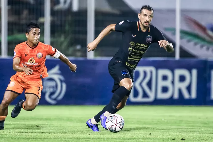 Aksi gelandang PSIS Semarang Flavio Beck Junior melewati adangan kapten Persiraja, Defri Riski. (dok PSIS Semarang)