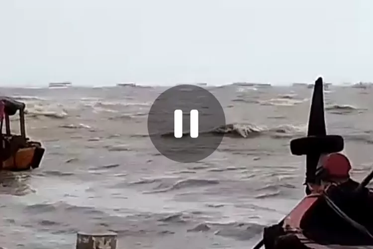 VIDEO: Tambak Lorok Semarang Diterjang Angin Kencang, Sejumlah Kapal Nelayan Rusak (Tangkap layar video amatir warga.)