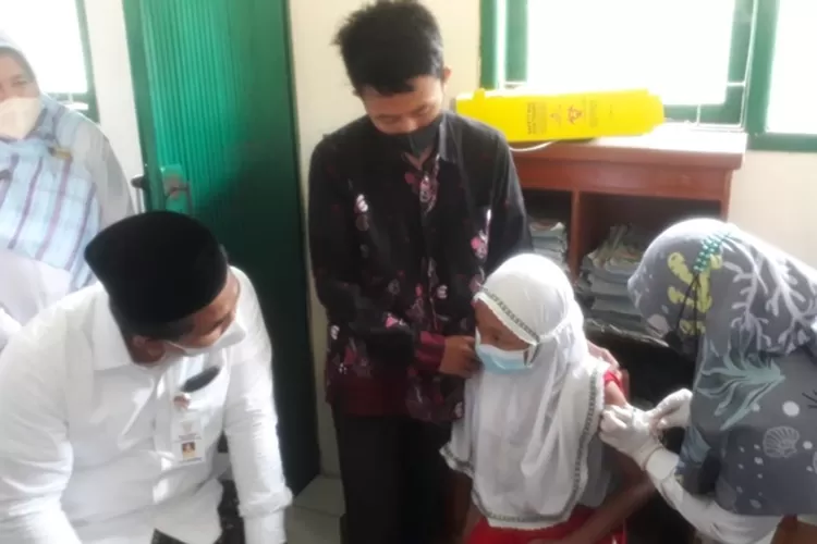 Wakil Gubernur Jawa Tengah Taj Yasin Maimoen didampingi Wakil Bupati Batang Suyono mendatangi vaksinasi anak di SD Madrasah Ibtidaiyah Salafiah, Desa Gapuro Kecamatan Warungasem Kabupaten Batang, Rabu 12 Januari 2022.&nbsp;  (Muslihun/Kontributor Batang&nbsp;)
