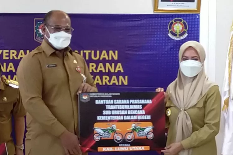 Bantuan diserahkan Direktur Jenderal Bina Adwil, Dr. Safrizal ZA, M.Si., kepada Bupati Luwu Utara, Indah Putri Indriani (dok. Istimewa)
