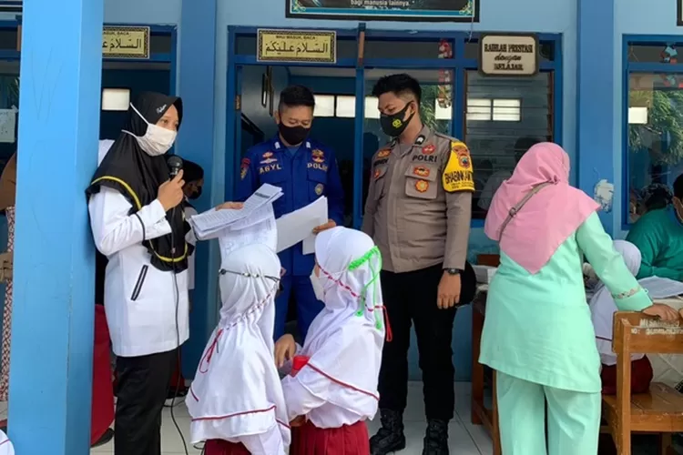 Suasana vaksinasi anak di MI Muhammadiyah Sarirejo Kaliwungu.  (edi prayitno/kontributor Kendal)
