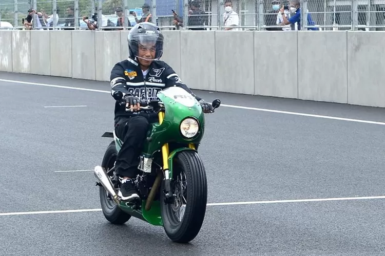 Presiden Jokowi saat menjajal langsung lintasan Sirkuit Mandalika di KEK Mandalika, Kabupaten Lombok Tengah, Provinsi NTB, Jumat (12/11/2021). (setkab.go.id)