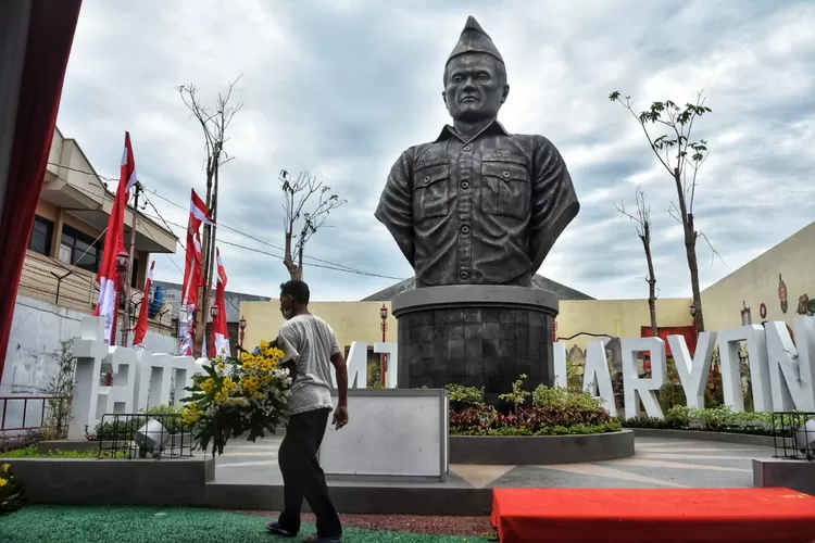 Petugas membersihkan bunga pasca peresmian Taman MT Haryono. Setelah diresmikan taman ini akan menambah ruang terbuka hijau di Kota Semarang. (Ayosemarang.com/ Audrian Firhannusa)
