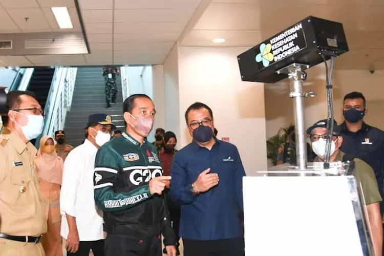 Presiden Joko Widodo meninjau fasilitas Bandara Internasional Zainuddin Abdul Madjid yang nantinya akan digunakan sebagai akses masuk ke Provinsi Nusa Tenggara Barat bagi penonton dan peserta MotoGP Mandalika 2022. (BPMI)