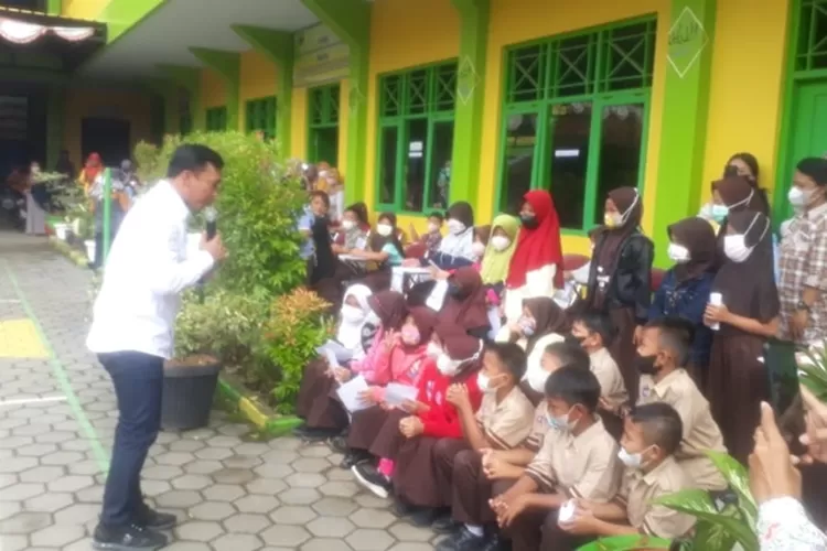 Bupati Batang Wihaji memberikan semangat kepada siswa SDN&nbsp; Proyoanggan 05 sebelum vaksinasi anak.&nbsp; (Muslihun/Kontributor Batang)