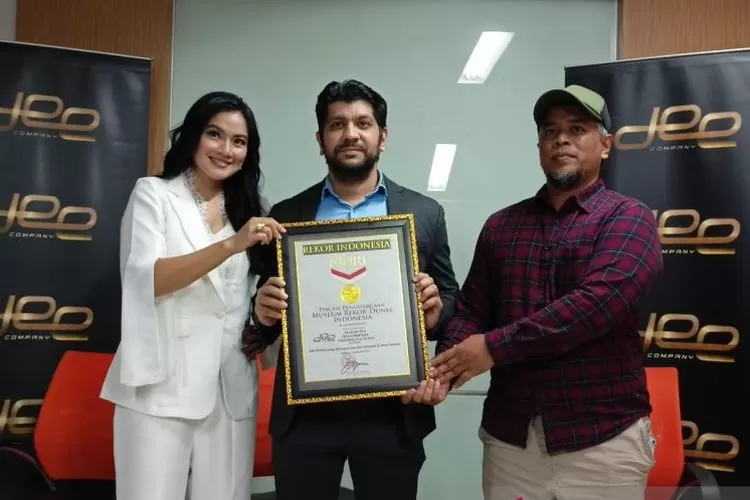 Titi Kamal, produser Dheeraj Kalwani, dan sutradara Guntur Soehardjanto memegang piagam penghargaan Museum Rekor Dunia-Indonesia (MURI) untuk film "Makmum 2" sebagai film pertama dengan satu juta penonton di tengah pandemi, Jumat, (14/1/2022) ( ANTARA/Suci Nurhaliza)