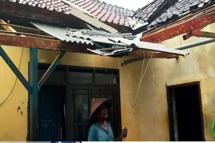 Angin puting beliung hantam rumah di Ciamis Jawa Barat. (Pikiran Rakyat)