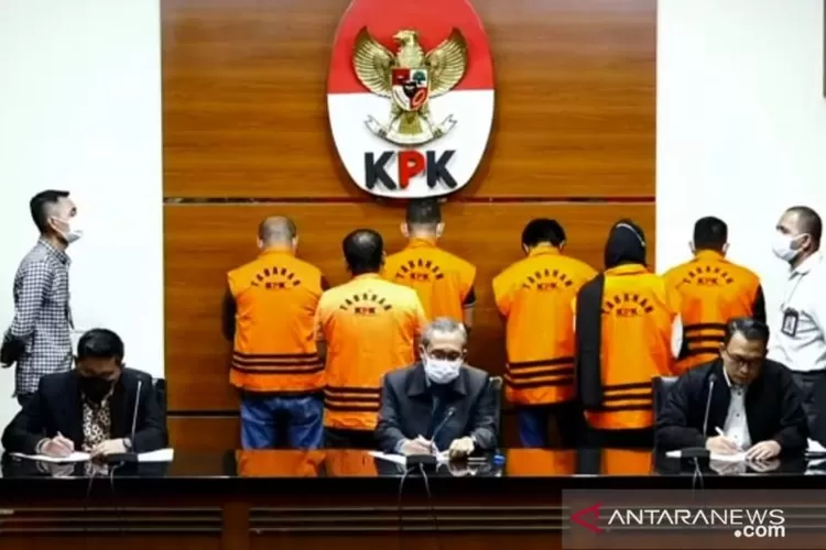 Tangkapan layar-dari kiri ke kanan Deputi Penindakan dan Eksekusi KPK Karyoto, Wakil Ketua KPK Alexander Marwata, dan Plt Juru Bicara KPK Ali Fikri saat jumpa pers di Gedung KPK, Jakarta, Kamis (13/1/2022) yang disiarkan melalui kanal Youtube KPK terkait penetapan Bupati Penajam Paser Utara Abdul Gafur Mas'ud beserta lima orang lainnya sebagai tersangka.  (ANTARA/Benardy Ferdiansyah)