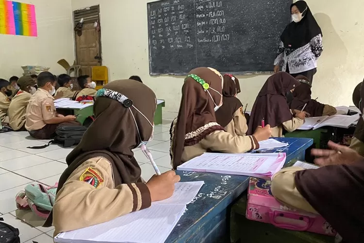 Pelajar SDN Wonosegoro 02 Kecamatan Bandar,  Kabupaten Batang mengungsi belajar di MI Miftahul Ulum. (Muslihun kontributor Batang)