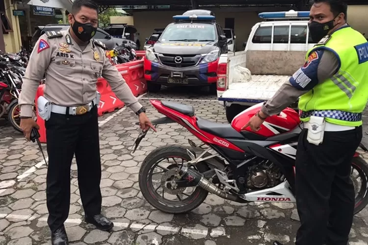 Kendaraan dengan knalpot brong ditindak petugas Satlantas Polres Kendal.  (edi prayitno/ kontributor Kendal)