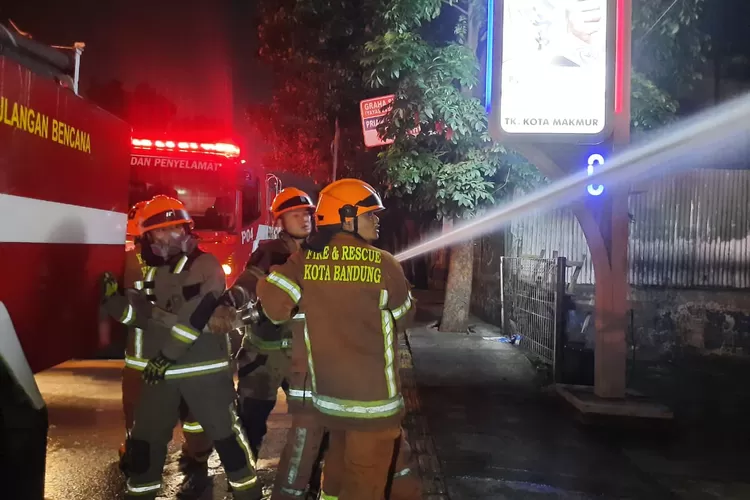 Petugas Diskar bekerja keras padamkan kebakaran di Sudirman Bandung, Sabtu 15 Januari 2022 (Foto: doc Humas Diskar PB Kota Bandung)