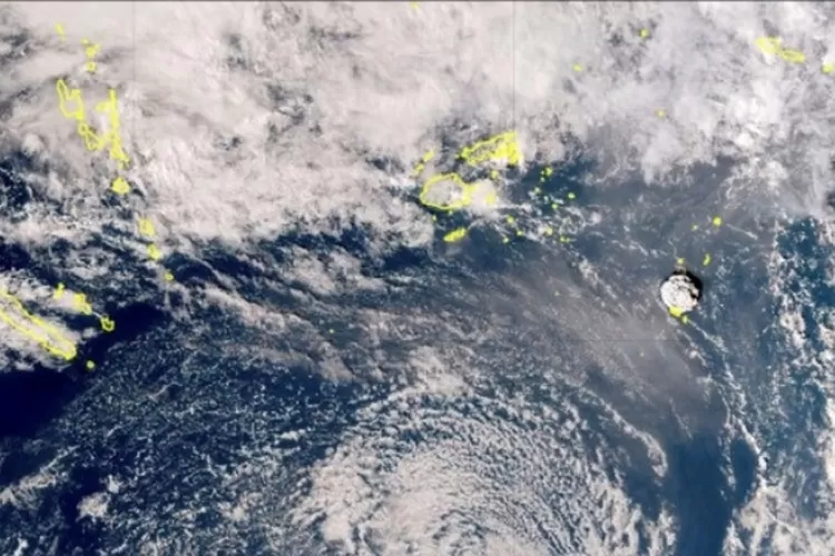Foto satelit Himawari-8, satelit cuaca Jepang, menunjukkan letusan gunung berapi bawah laut di negara Pasifik Tonga. Foto: Japan Meteorology Agency/ via AP