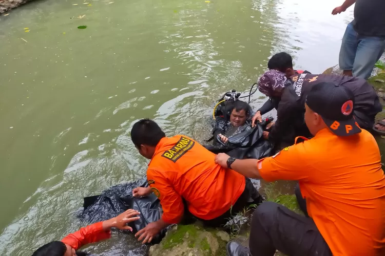 Tim SAR mengevakuasi Sutarmanto yang tenggelam di Sungai Glagah Minggu 16 Januari 2022. (edi prayitno/kontributor kendal)