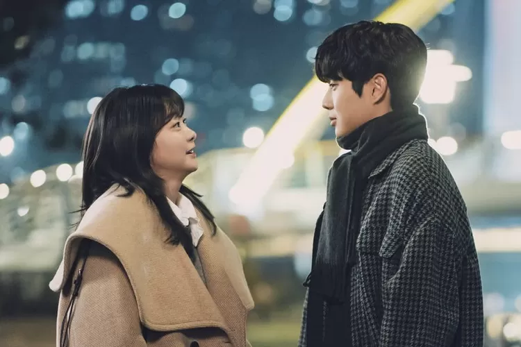 Kim Da Mi dan Choi Woo Shik dalam drama 'Our Beloved Summer'. (soompi.com)