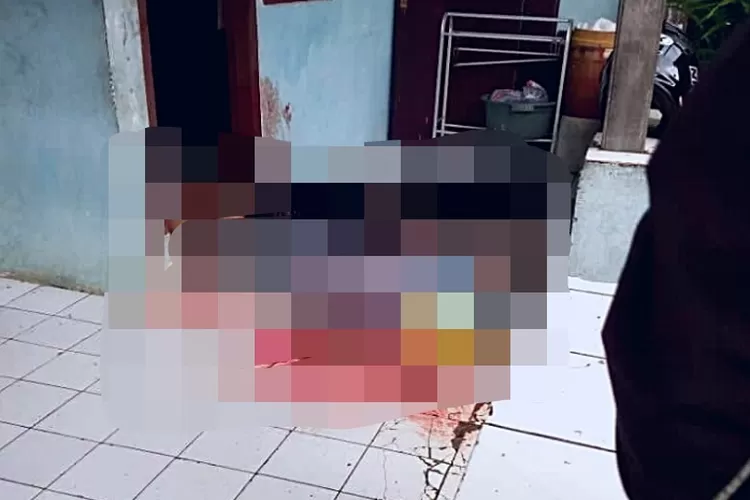 Seorang bank keliling tewas bersimbah darah setelah cekcok dengan pedagang gorengan di rumah petakan di Serua Ciputat, Tangsel.