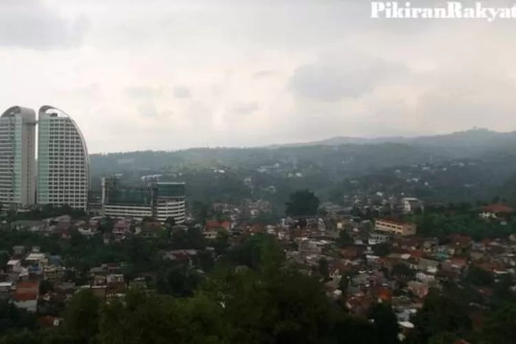 Pemandangan Kawasan Bandung Utara. (Pikiran Rakyat/ARMIN ABDUL JABBAR)