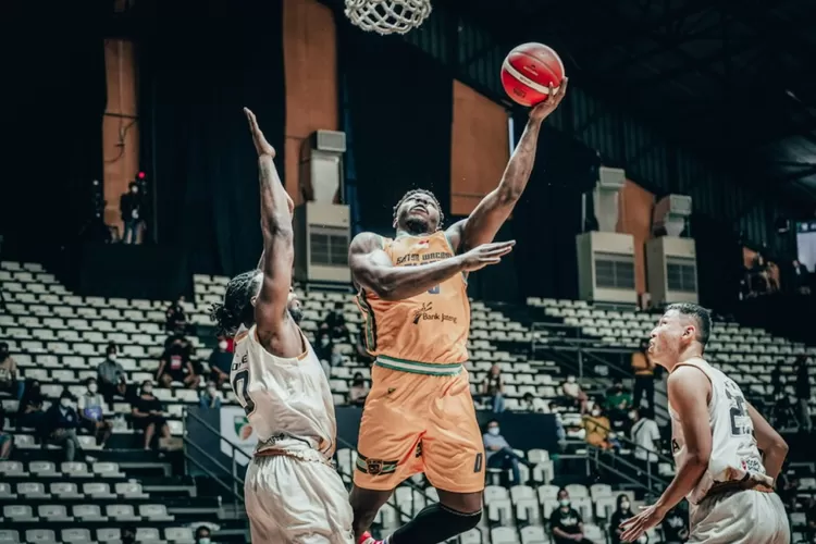 Pertandingan IBL 2022 antara  Dewa United vs Satya Wacana Salatiga berlangsung ketat, Selasa 18 Januari 2022. (dok IBL 2022)