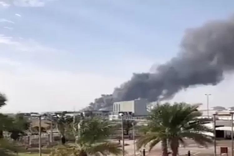 Asap mengepul dari ledakan tiga truk bahan bakar di dekat Bandara Abu Dhabi