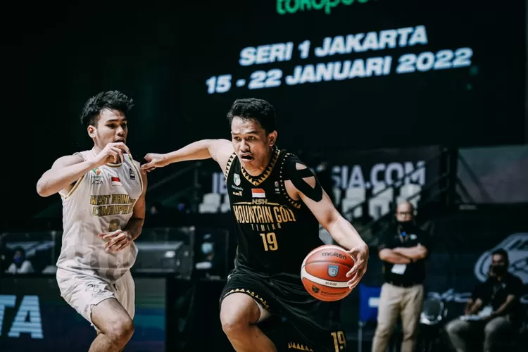 West Bandits Solo harus mengakui keperkasaan NSH Mountain Gold Timika dalam lanjutan Seri I IBL 2022 dengan skor tipis, 67-69.  (Dok IBL 2022)