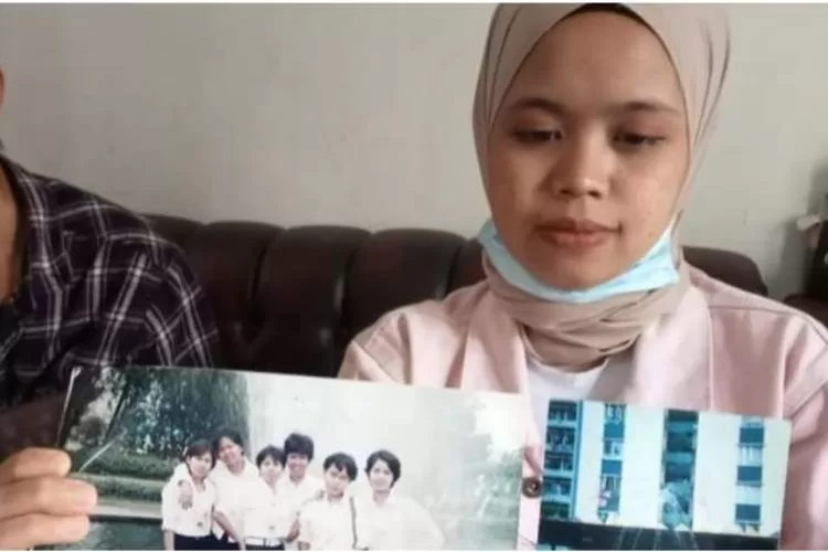 Mutia menunjukan foto sang ibu yang hilang selama belasan tahun. (Pikiran Rakyat, ANTARA/Ahmad Fikri)