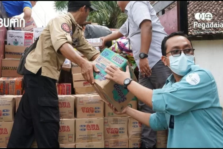 Relawan dari PT Pegadaian menurunkan bantuan paket sembako dan kebutuhan lainnya kepada warga Pandeglang terdampak gempa  (AG. Sofyan)