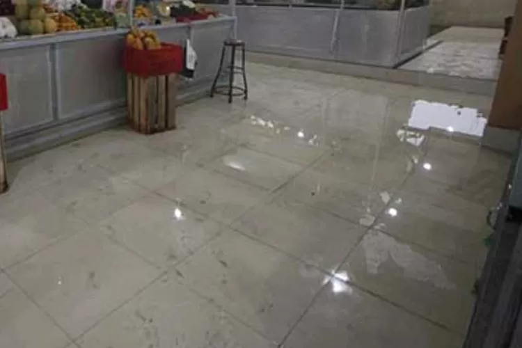 Genangan air yang terlihat di lantai bawah Pasar Legi Solo  (Endang Kusumastuti)