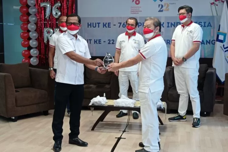  Direktur PT Rifan Financindo Berjangka, Muhamad Barkah  (kiri) saat menerima penghargaan. (dok Financindo Berjangka.)