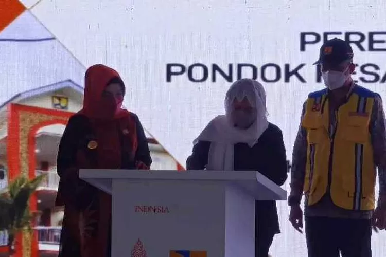 Ketua DPR RI Puan Maharani meresmikan rusun Ponpes Al Qur'aniyy Azzayadiy milik KH Abdul Karim (Gus Karim) guru mengaji Presiden Jokowi (Endang Kusumastuti)