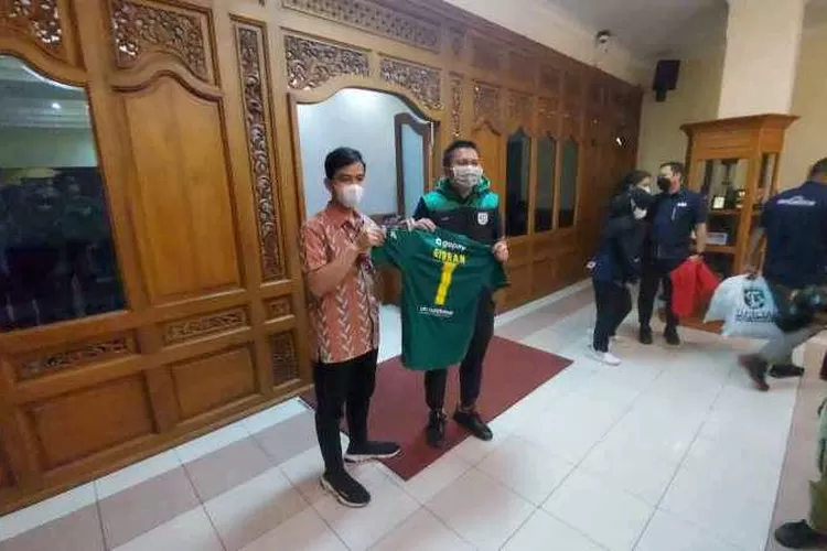 Presiden Persebaya Surabaya Azrul Ananda memberikan jersey Persebaya kepada Wali Kota Solo Gibran Rakabuming Raka (Endang Kusumastuti)