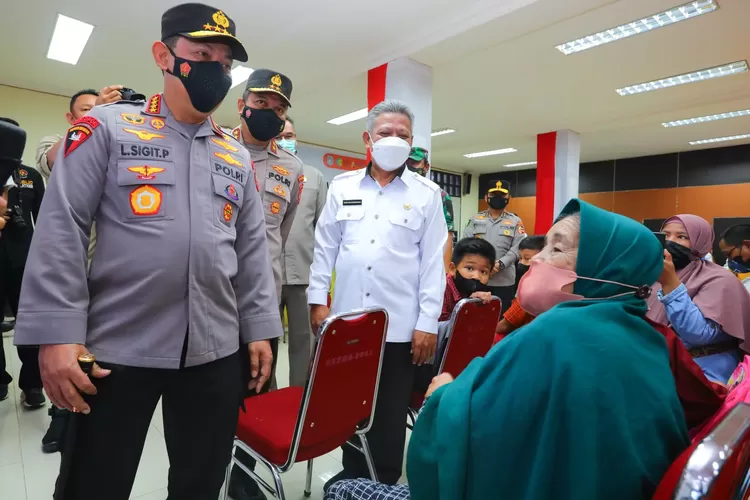 Kapolri Jenderal Pol Listyo Sigit Prabowo berdialog dengan peserta vaksinasi serentak di Kalimantan Barat. (Sadono)