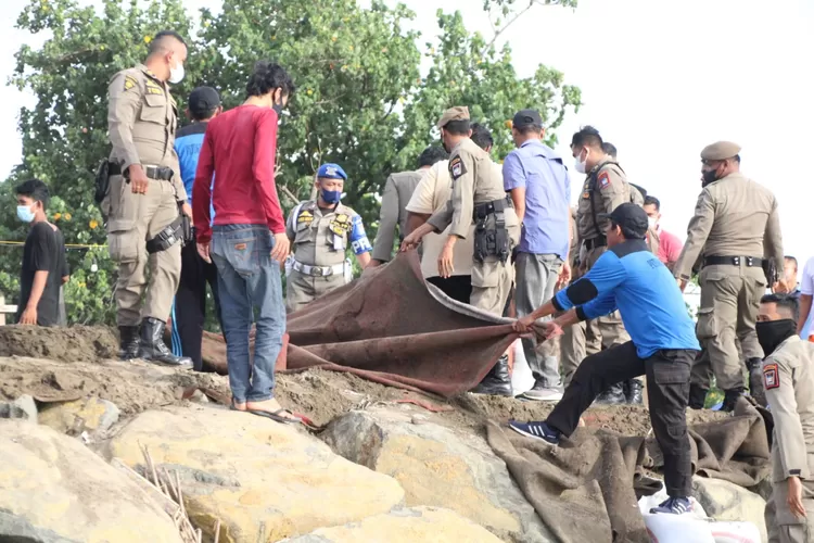 Satpol PP Bongkar Lapak Pedagang yang Berjualan di Batu Grib Muara Lasak Padang