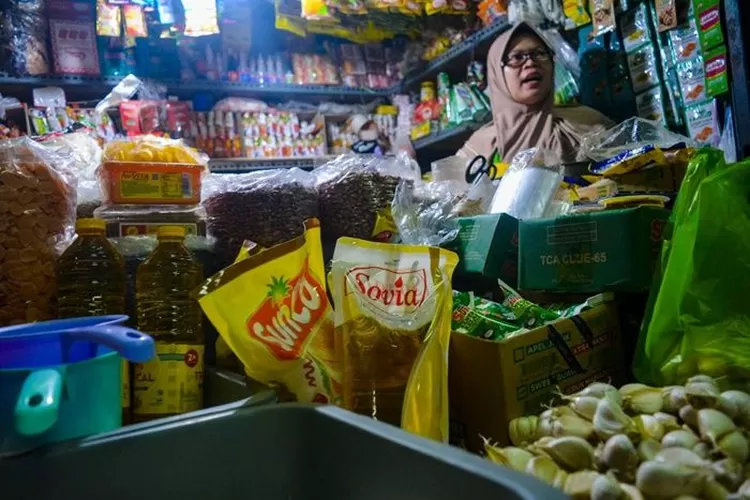 Pedagang yang menjual minyak goreng di atas harga Rp14.000 per liter akan diberi sanksi hingga pencabutan izin usaha. (Ayosemarang.com/ Audrian Firhannusa)