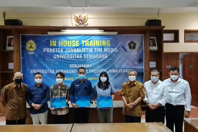 Rektor USM, Ketua PWI Jateng dan peserta In House Training Jurnalistik bagi tim media Universitas Semarang (USM) bekerja sama dengan PWI Jateng foto bersama. (dok PWI Jateng)