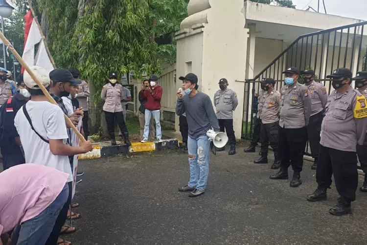 Demo unjuk rasa IMC di Kantor DPRD Cilegon (Demo unjuk rasa IMC di Kantor DPRD Cilegon)