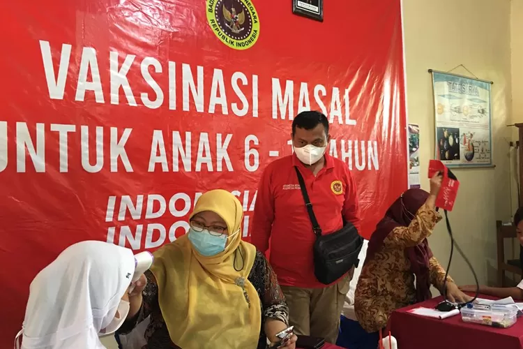 Tim vaksinator Binda Jateng periksa anak sebelum mendapat sunyikan vaksin Covid-19.&nbsp;   Foto : dok&nbsp;