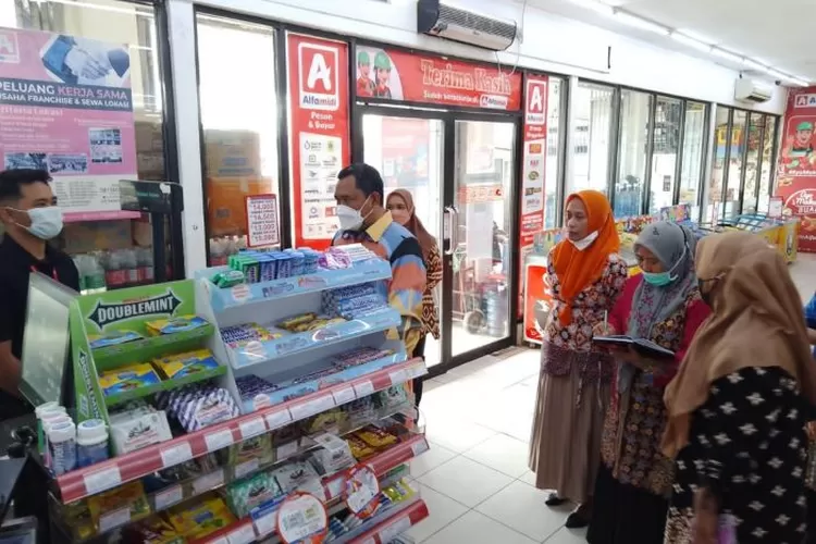 Kepala Dinas Perindustrian, Perdagangan, Koperasi, dan UKM (DP2KUKM) Luwu Utara, Muhammad Kasrum, langsung melakukan pemantauan minyak goreng di sejumlah ritel modern dalam kota Masamba (Dok. Istimewa)