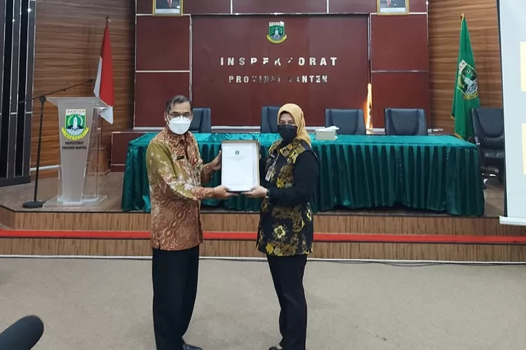 Kepala BPKAD Banten Rina Dewiyanti menyerahkan LKPD kepada Kepala Inspektorat Banten  Muhtarom