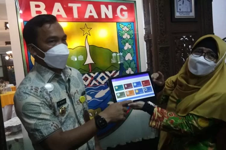 Bupati Batang Wihaji bersama Kepala Disdukcapil Batang, Megayani Tamrin, saat menunjukan tiga inovasi aplikasi administrasi kependudukan.&nbsp; (Muslihun/Kontributor Batang)